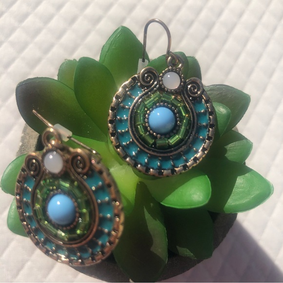 Beautiful vintage feel earrings blue 💙. - Picture 8 of 10